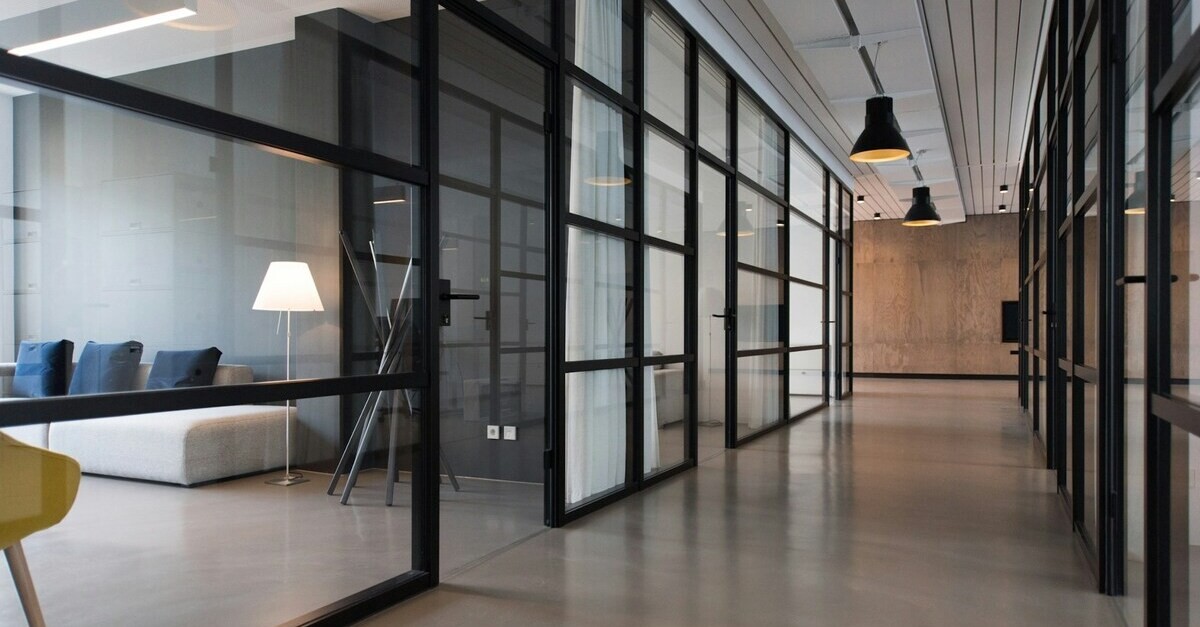 Porte scorrevoli in vetro per far passare la luce 