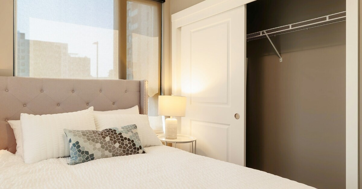 Porta scorrevole salvaspazio per un armadio o cabina armadio