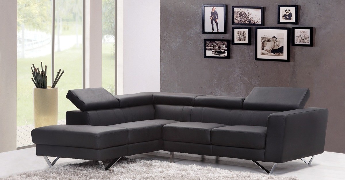 Un divano con chaise longue integrata