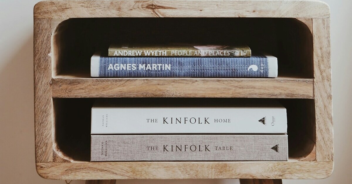 Un portariviste vintage usato come libreria