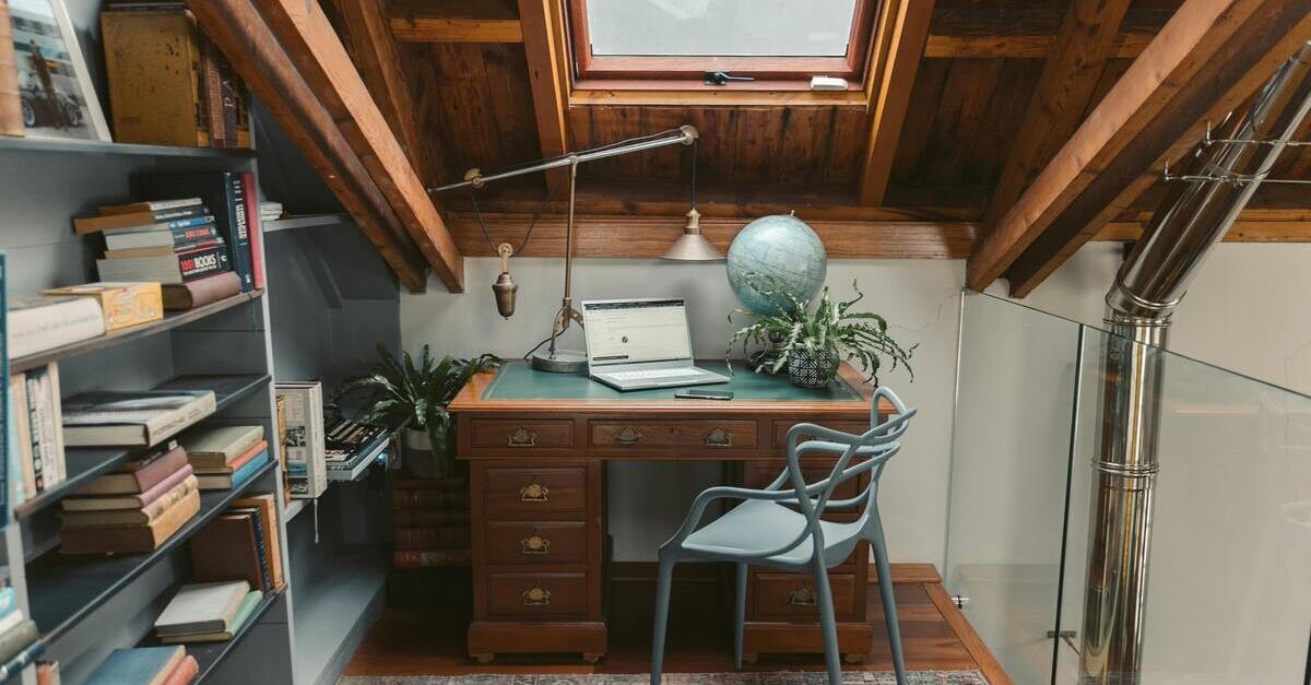 La scrivania é posta sotto la ginestra con scaffalature su misura