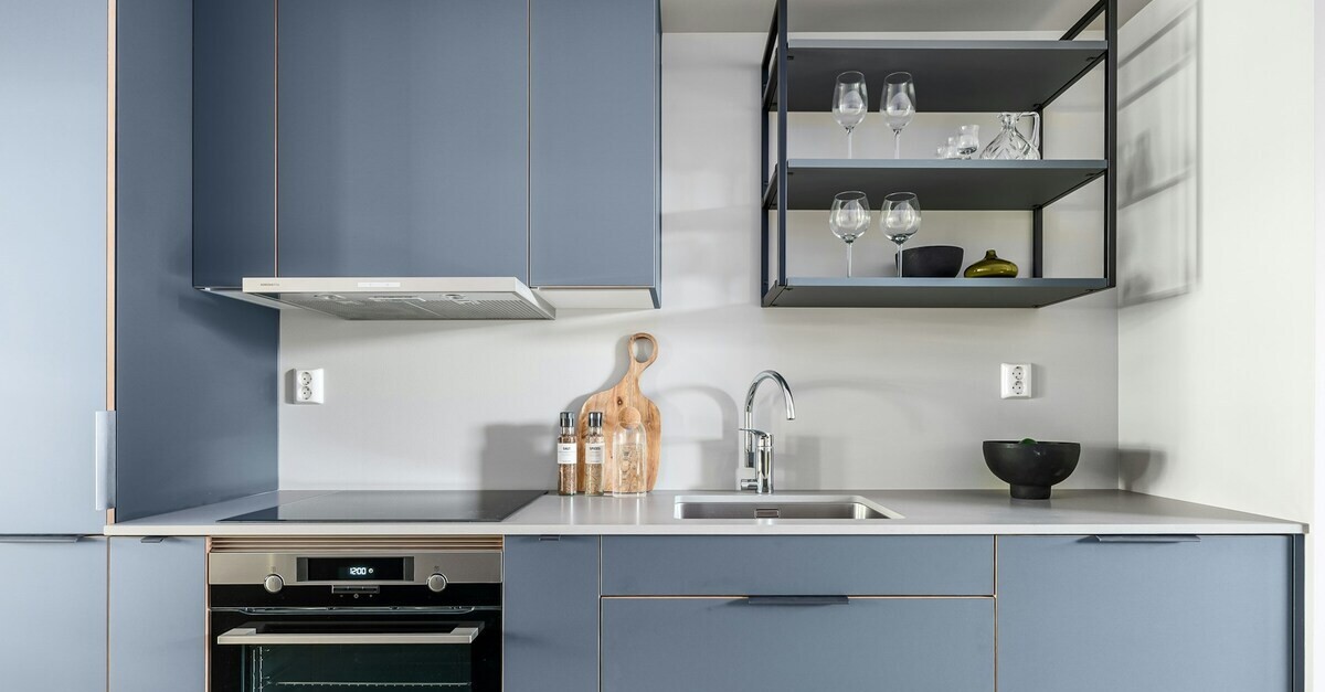 Il celeste polvere abbinato ad una cucina moderna