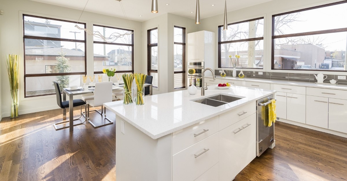 Una cucina con isola centrale munita di lavandino