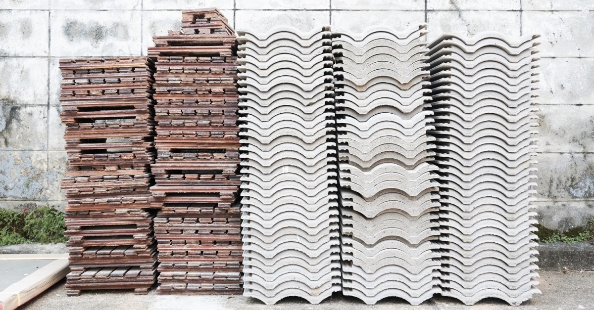 Pile di tegole e parquet