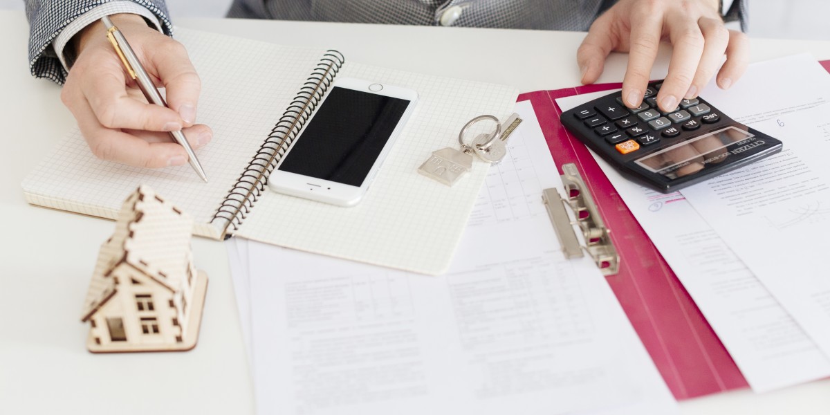 uomo fogli e calcolatrice