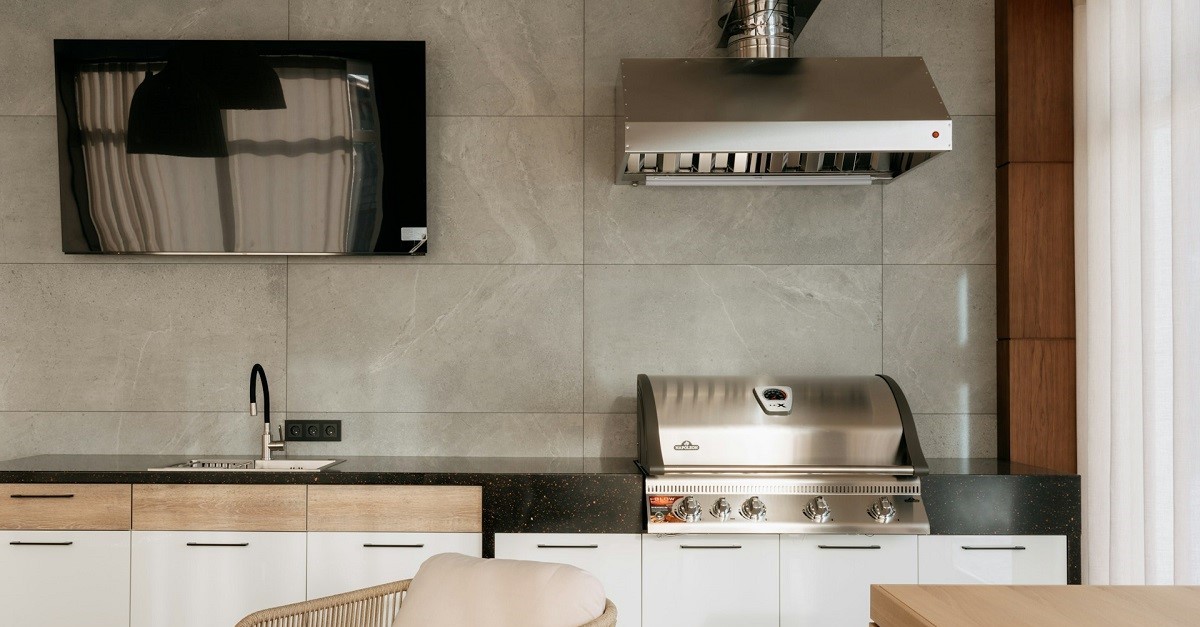 Posizionare la TV di fronte alle finestre può creare riflessi fastidiosi che ostacolano la visione