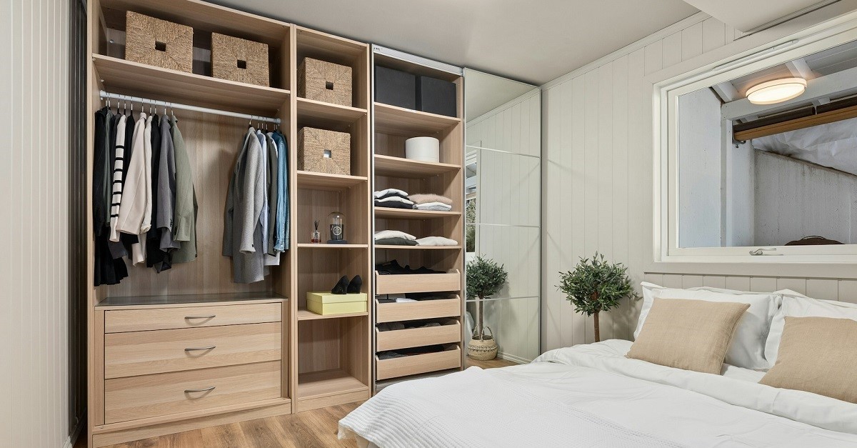 Gli specchi di un armadio possono essere sostituiti con vetro trasparente o fumé