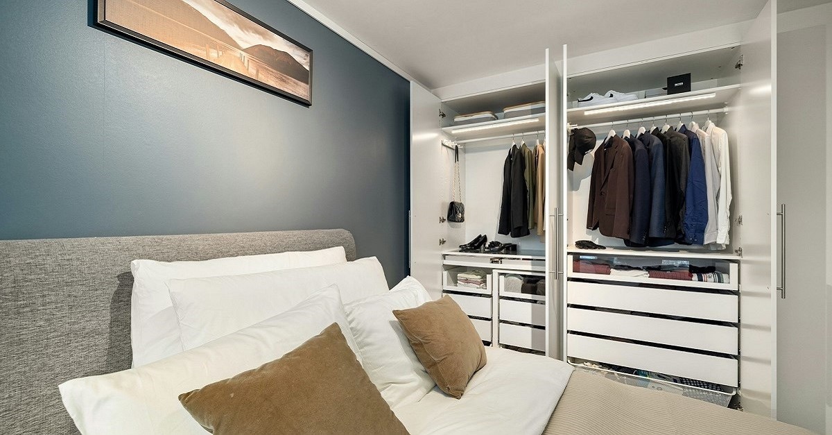 Le testiere imbottite si sposano bene con armadi dalle linee sobrie