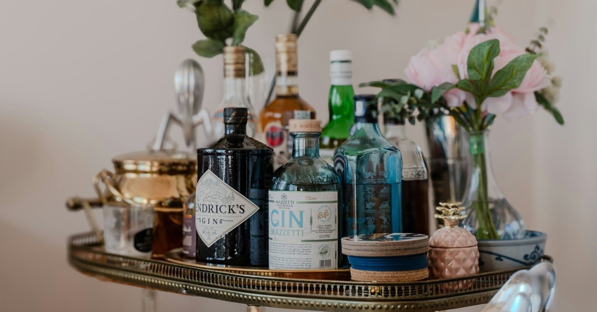 Un carrello mobile utilizzato per un angolo bar