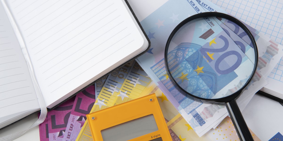 banconote e lente ingradimento