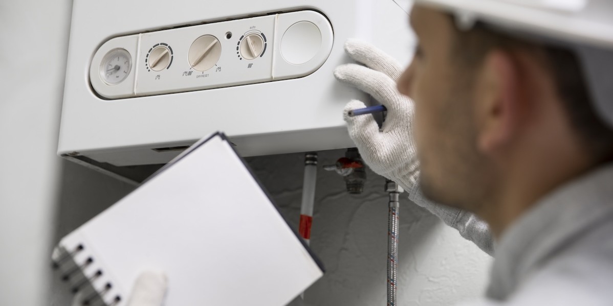 Operaio che ripara caldaia 