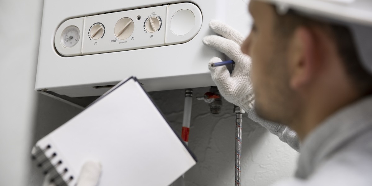 Operaio che ripara caldaia 