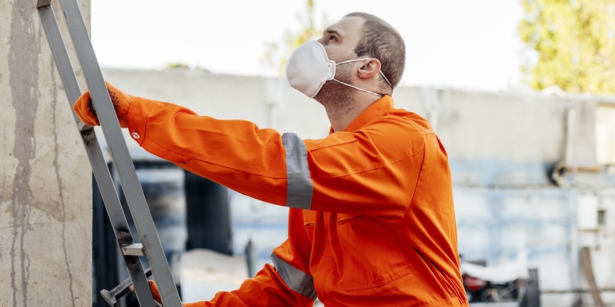 Operaio addetto ai lavori di un cappotto esterno