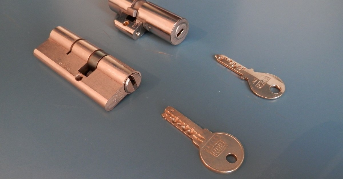 Due esempi di serratura a cilindro, rispettivamente europeo e svizzero