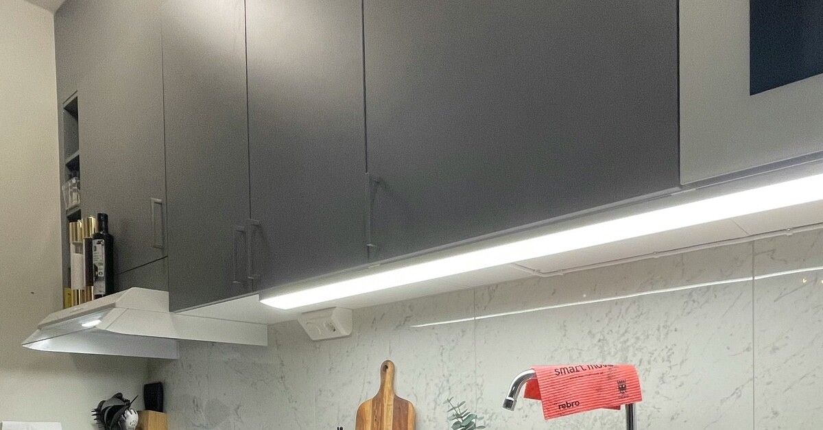 cucina con pensili grigia