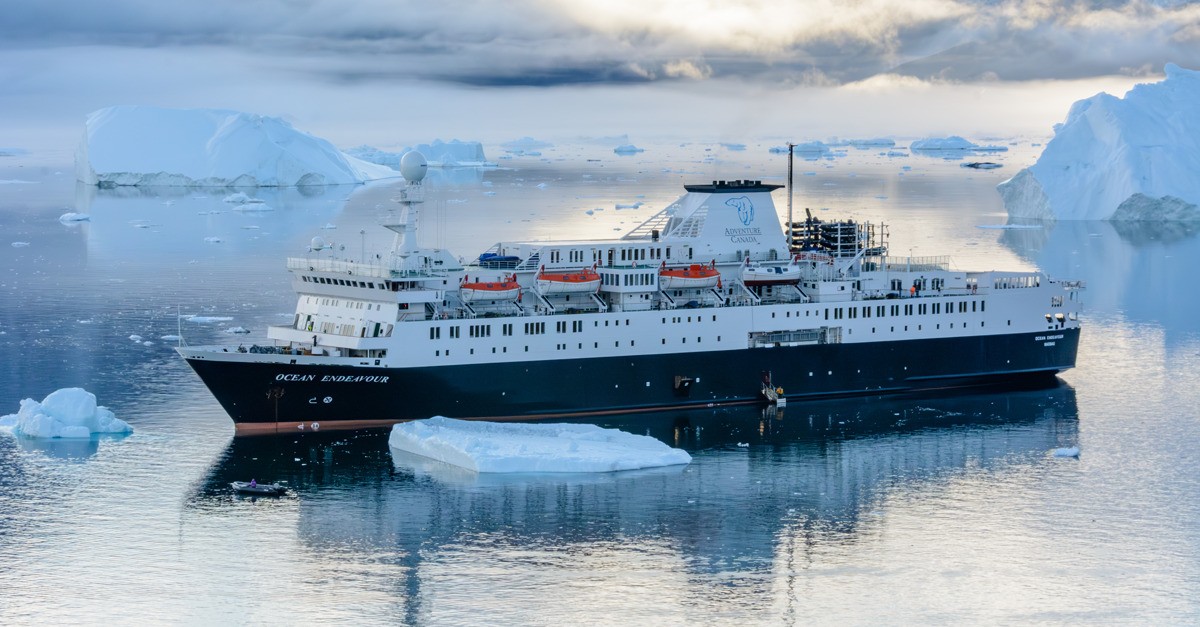 una nave tra i ghiacciai della Groenlandia