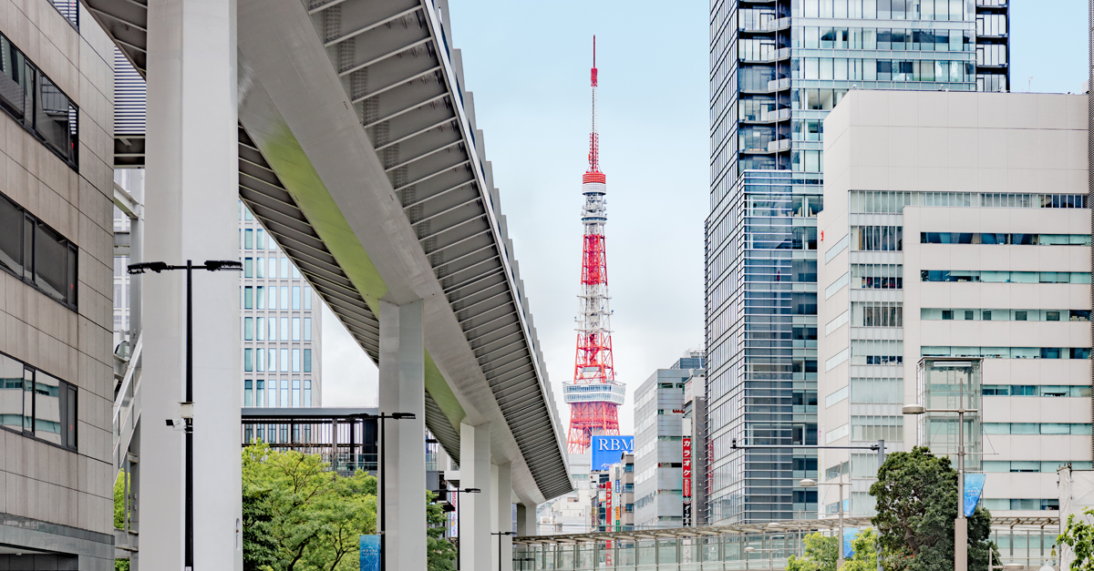 vista della Tokyo Tower dalla strada