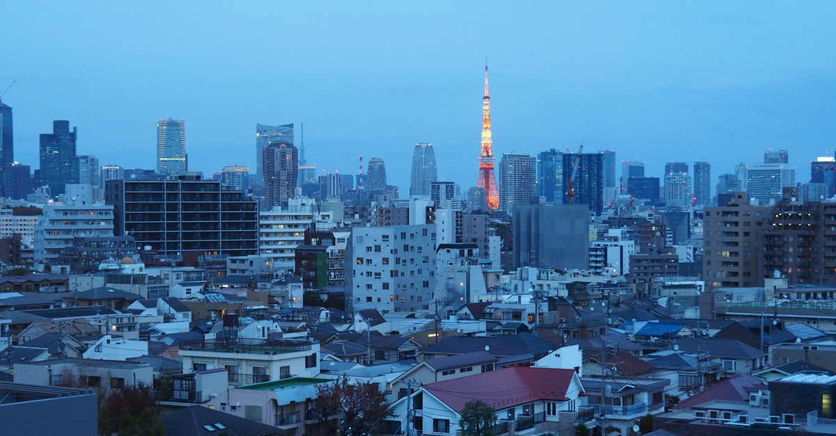 vista della Tokyo Tower tra i palazzi di Tokyo
