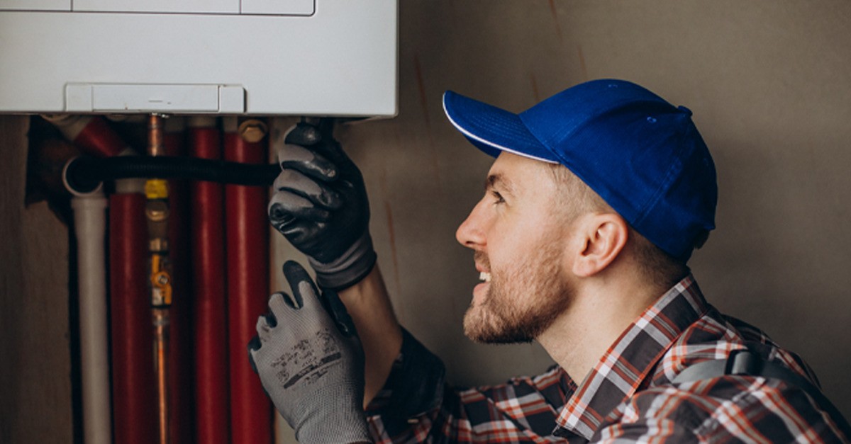 Un uomo controlla lo scaldabagno