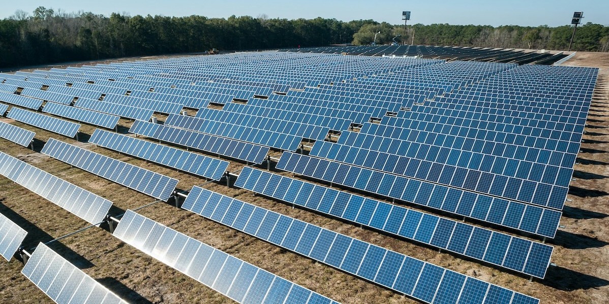 Pannelli fotovoltaici a terra, uno degli utilizzi più recenti dell'utilizzo del suolo