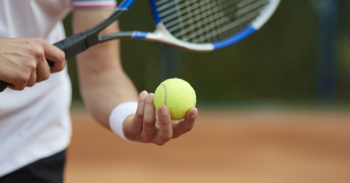 giocatore di tennis che sta per servire