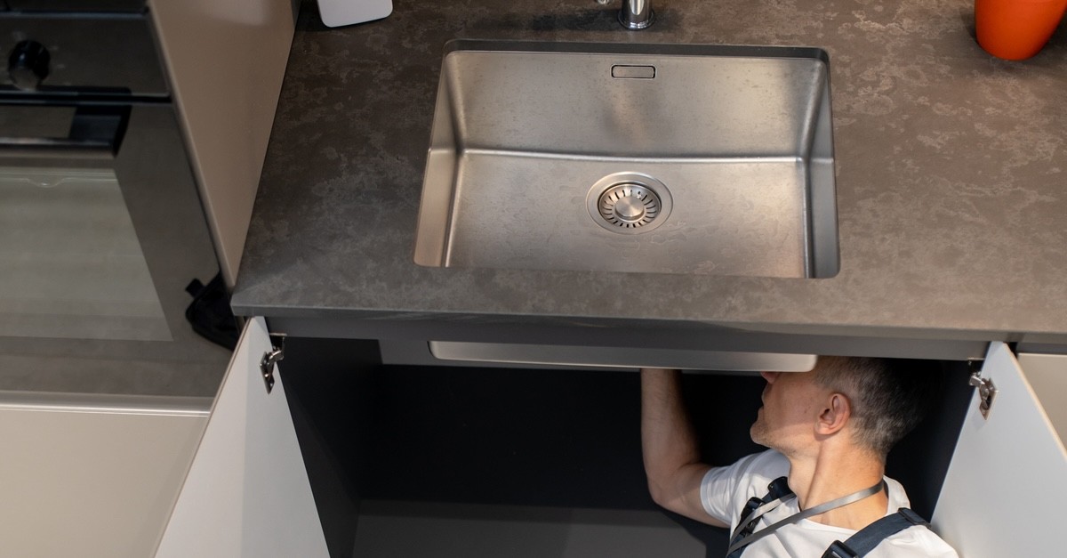 idraulico al lavoro su scarico lavandino