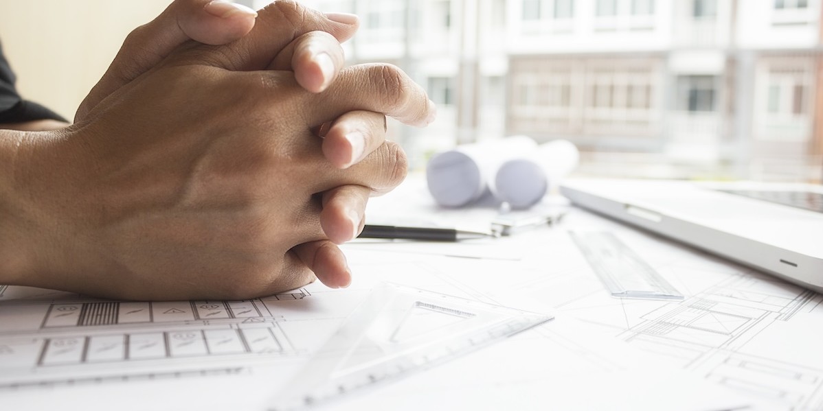 Architetto alle prese con il progetto edilizio