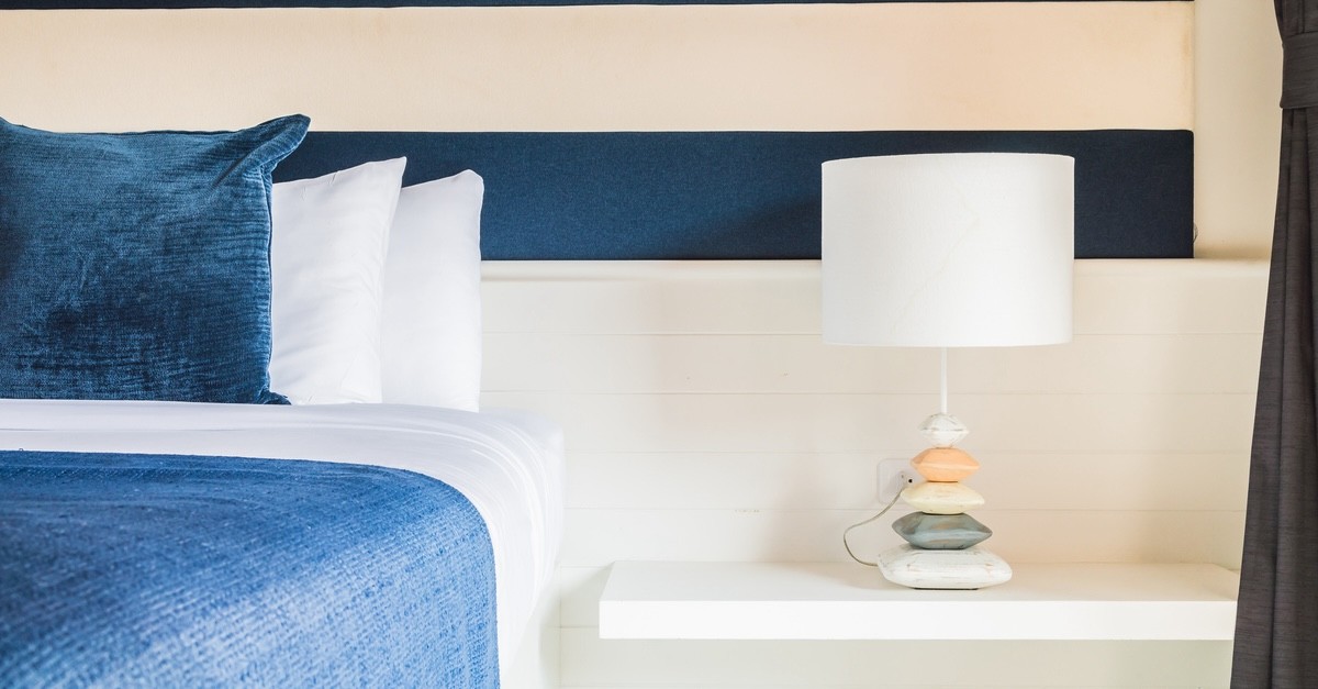 lampada in camera da letto bianca e blu