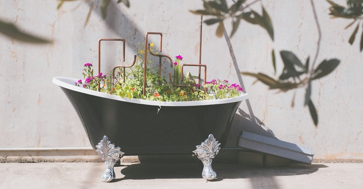 Una vecchia vasca da bagno può essere riutilizzata come fioriera o orto rialzato