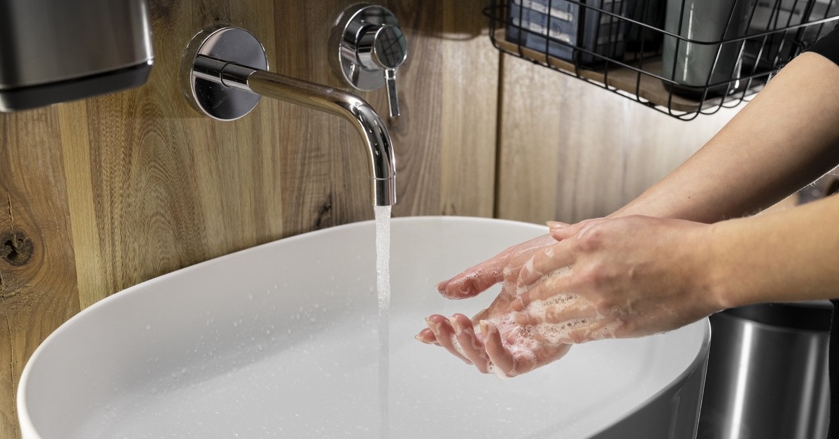 lavabo con rubinetto a muro