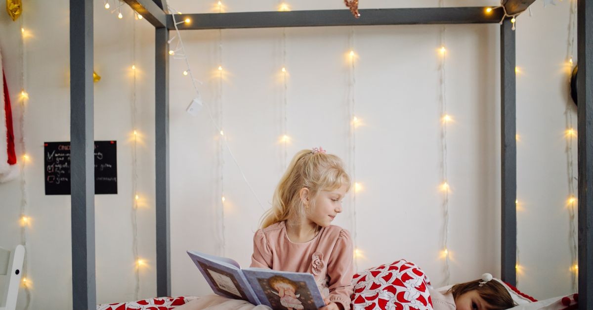 letto a baldacchino con due bimbe