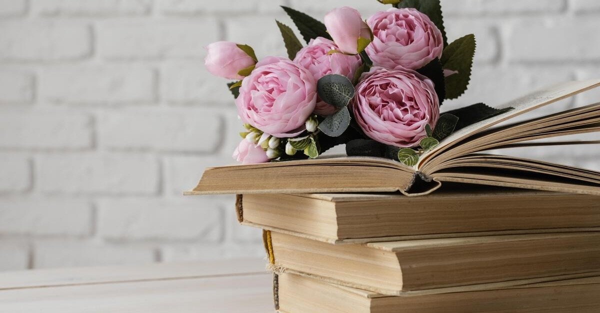 libri come un tavolino con fiori