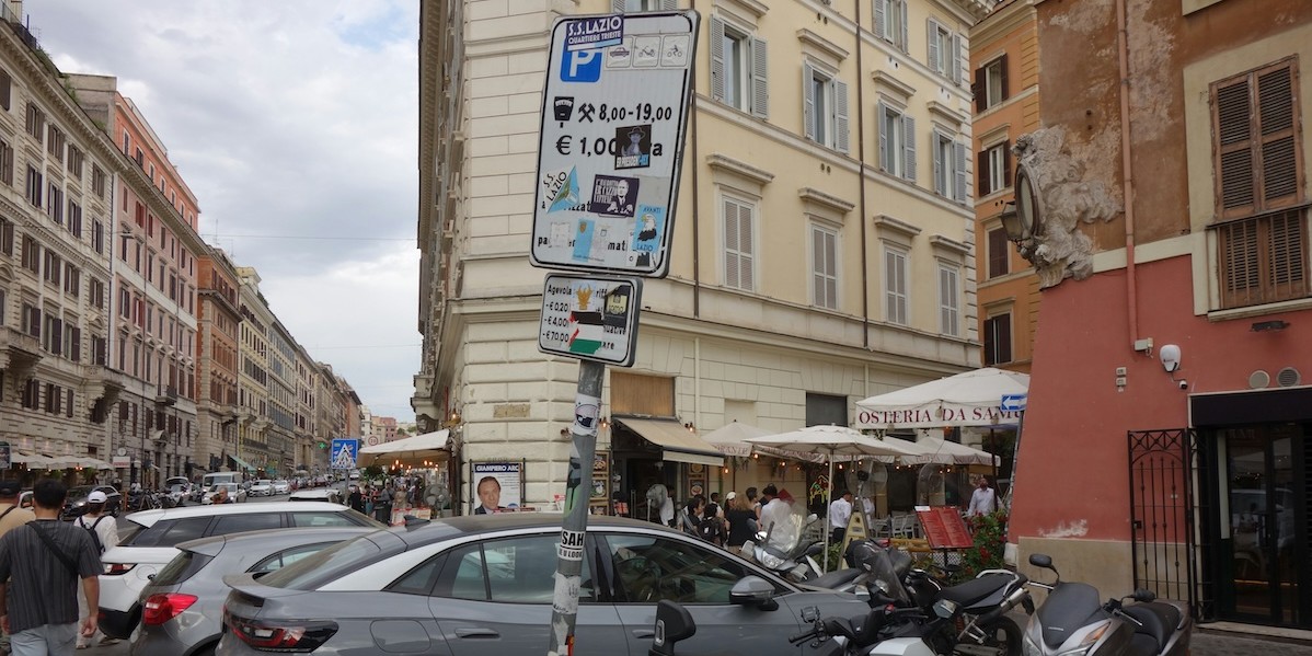 Cartelli di regolazione del traffico e parcheggi a Roma