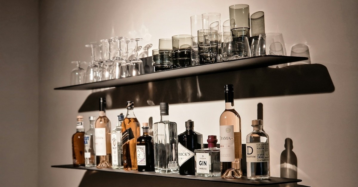 Anche due semplici mensole possono bastare per creare un angolo bar