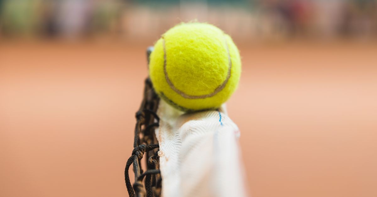pallina da tennis in bilico sul net