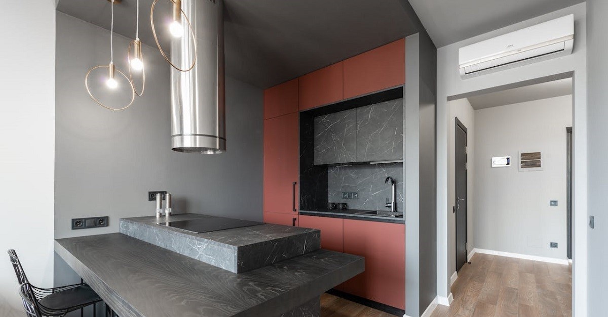 Una cucina con cappa a isola