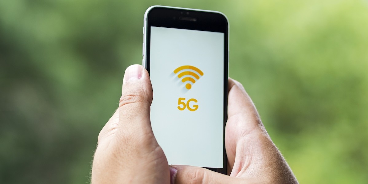 Telefono con schermo 5G tenuto in mano