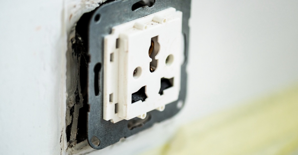 presa di corrente smontata