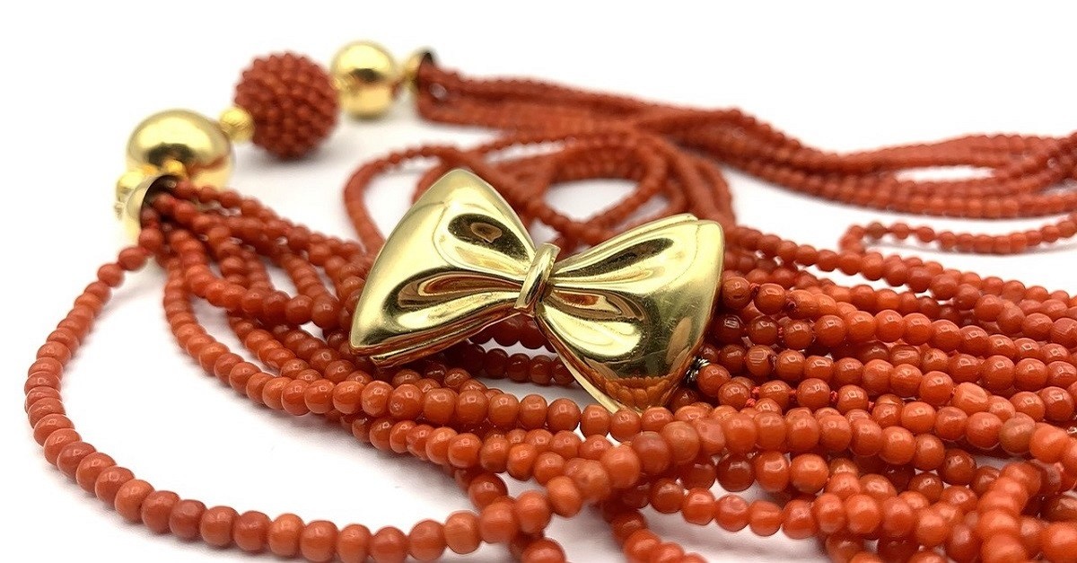 Una collana in corallo rosso, famoso per il suo colore acceso