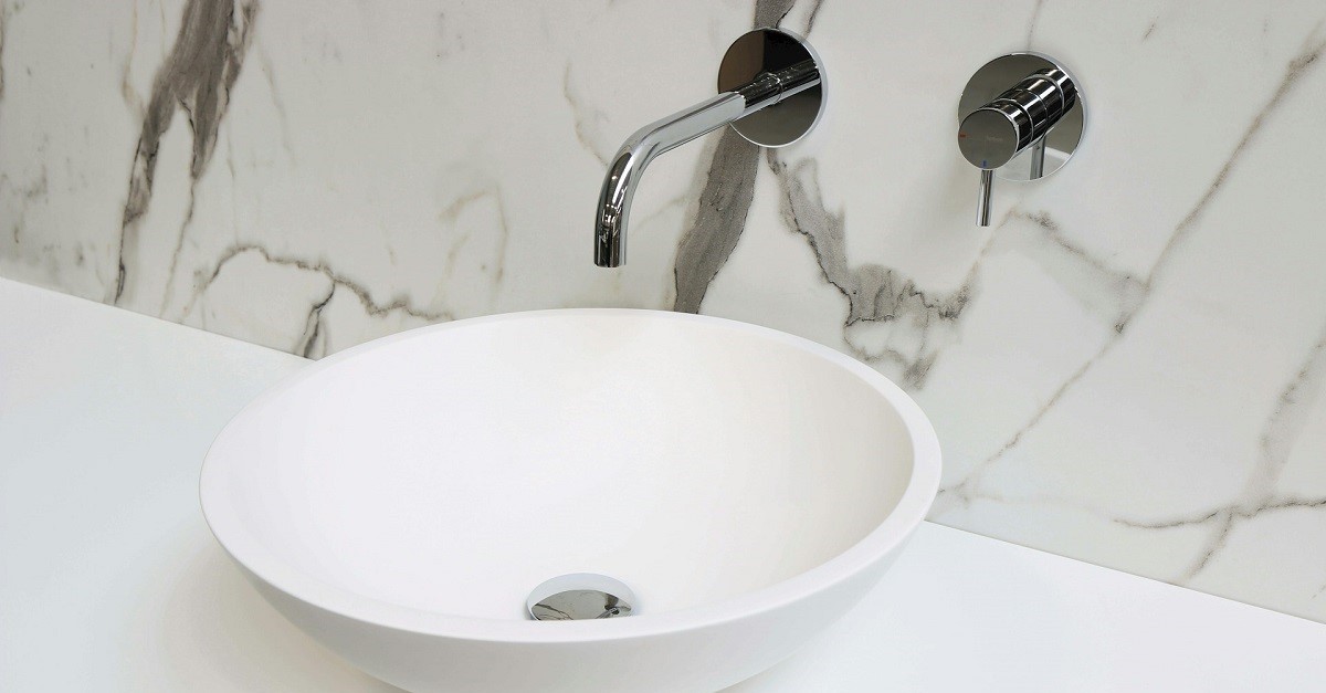 Un lavabo con rubinetto a parete