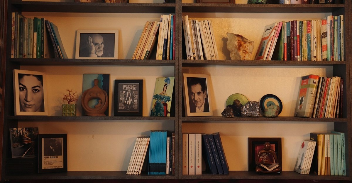 A dare un tocco personale in più alla libreria contribuiscono oggetti decorativi come candele e cornici