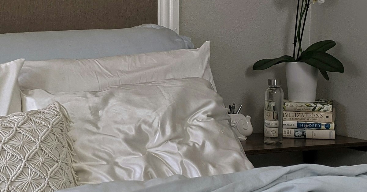 Un cuscino di seta su un letto