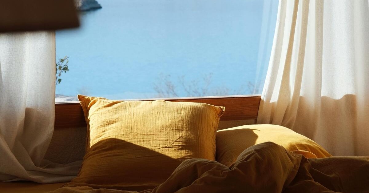 tenda in una finestra grande