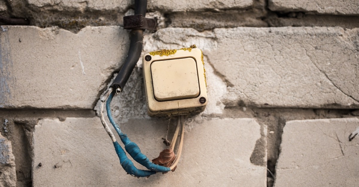 un interruttore elettrico a muro molto vecchio