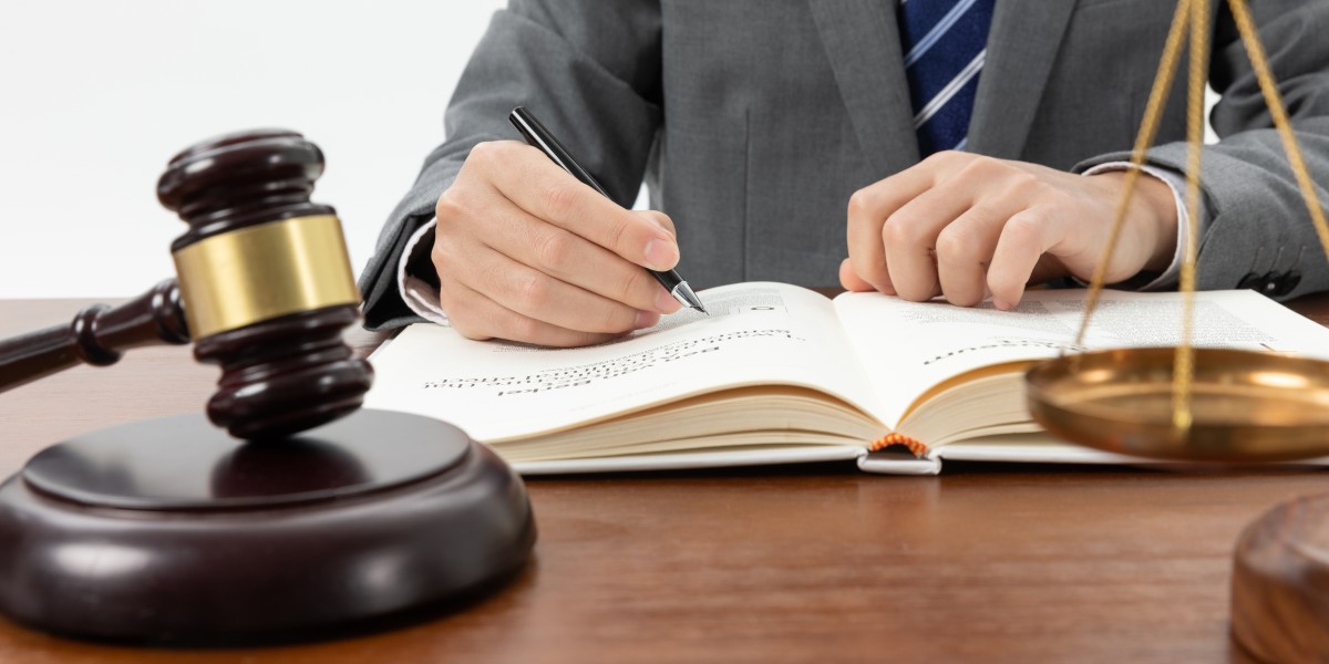 uomo martelletto giudice