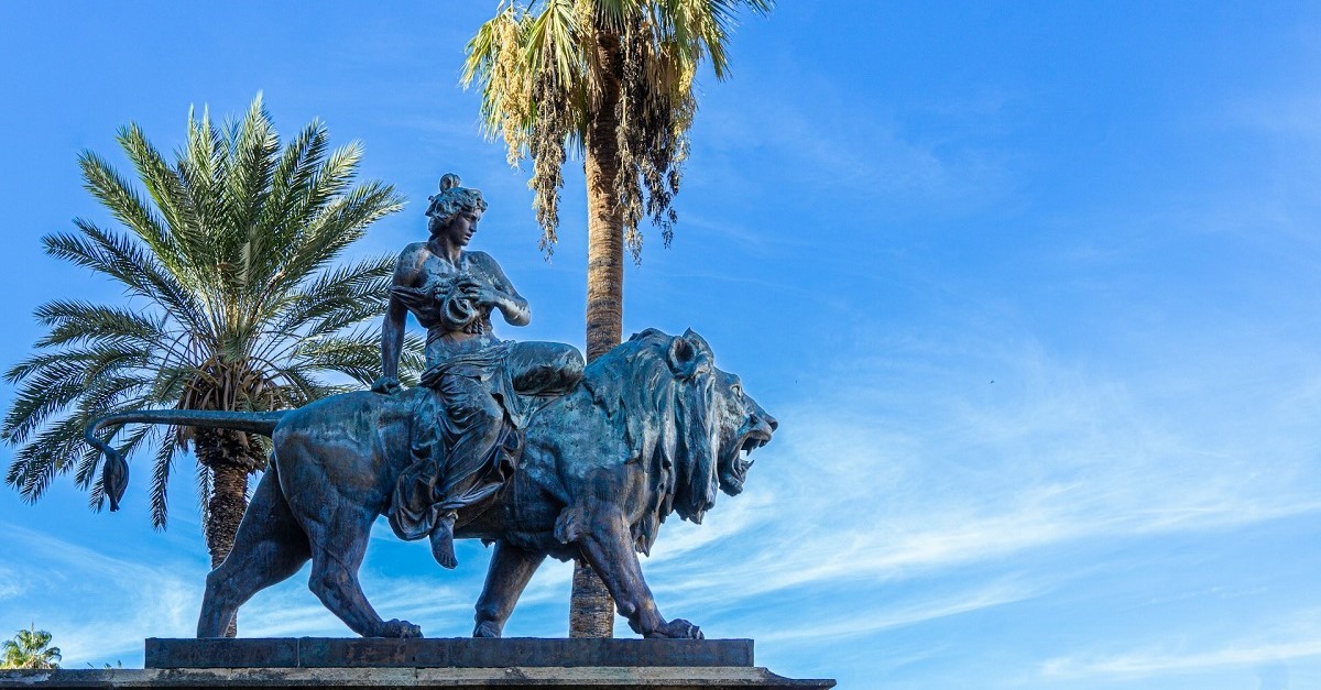 Uno dei due leoni bronzei che fiancheggiano la scalinata d'ingresso