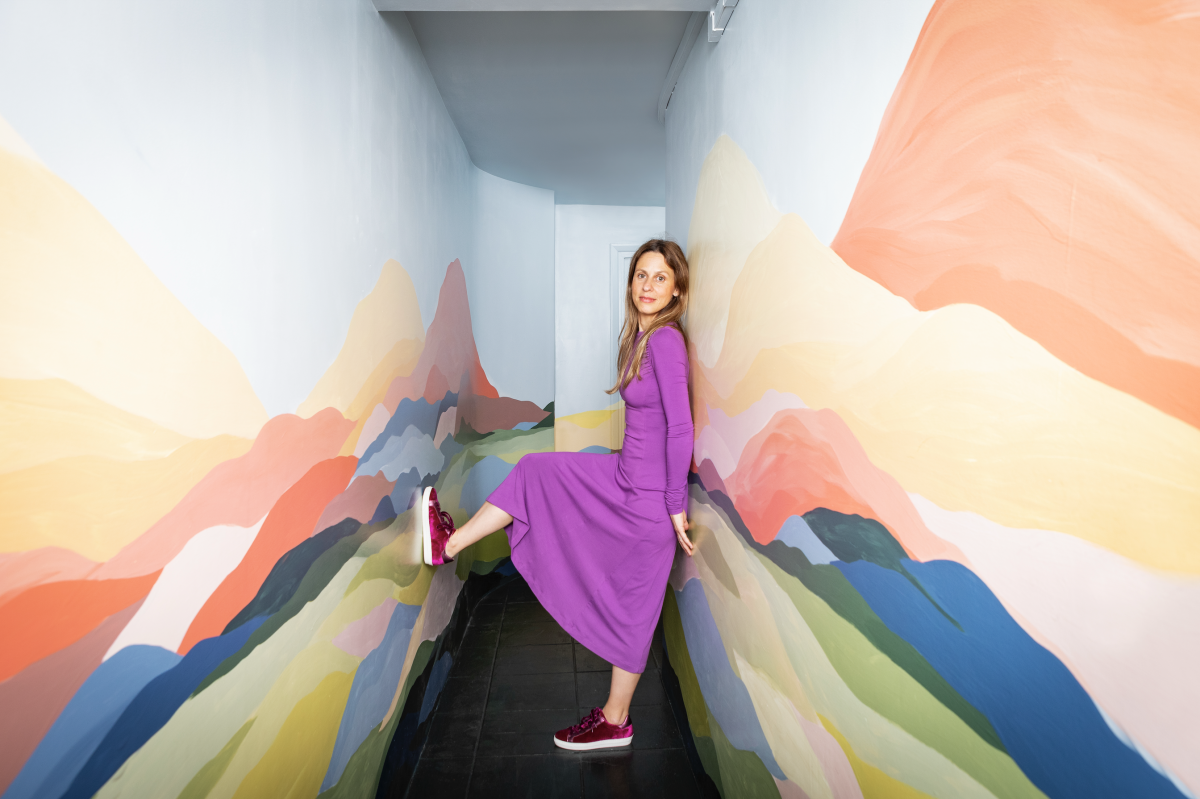 Sara Leonor all'ingresso della sua casa a Londra