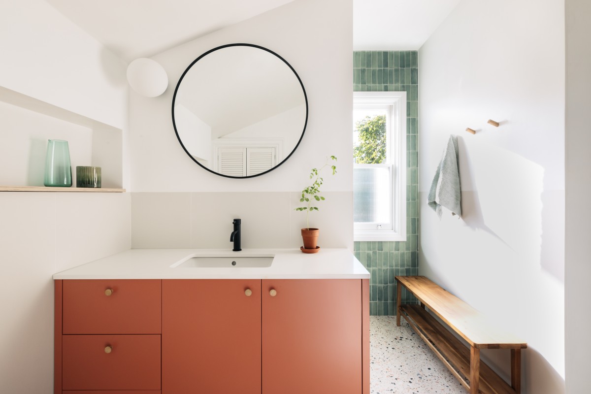 Sara Leonor ha trasformato il vecchio bagno di una casa di Londra in questo spazio luminoso e moderno