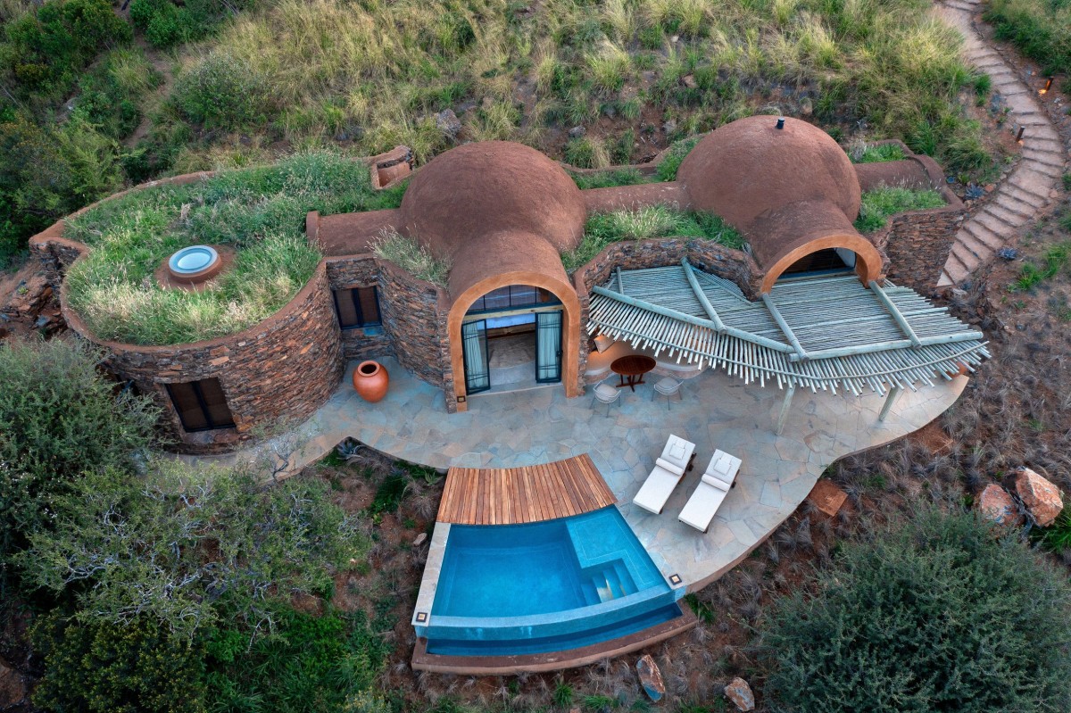 Los senderos que conectan las habitaciones evitan interferir con rutas utilizadas por elefantes y otros animales.