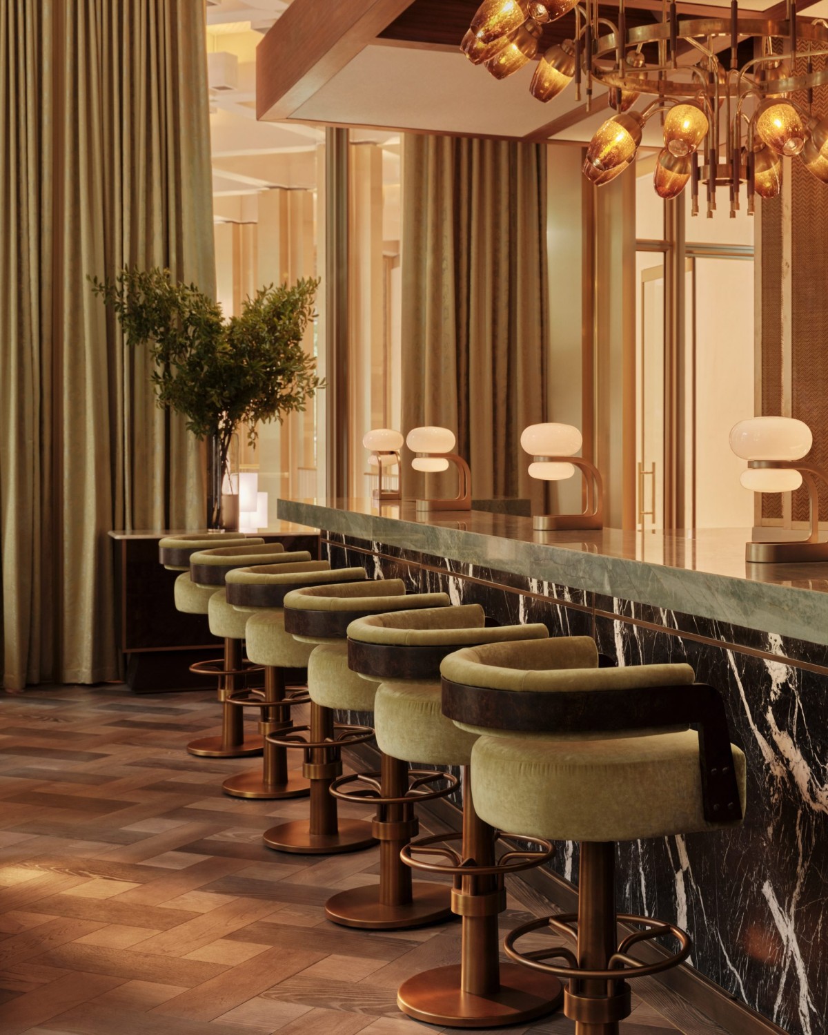 El diseño interior corrió a cargo del arquitecto francés Joseph Dirand, cuyo estilo refinado y sobrio encaja con la monumentalidad modernista del edificio original.